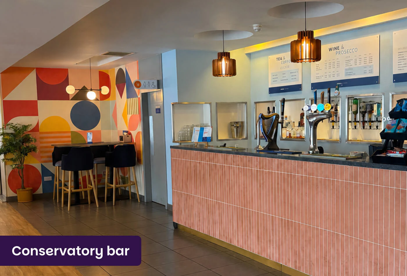 Conservatory bar at Holiday Inn Express Southampton M27 J7